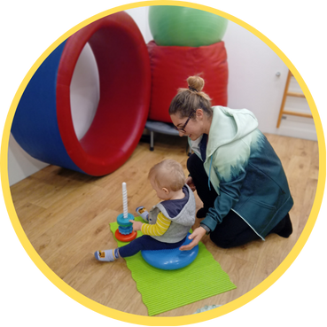 Dziecko i terapeuta integracji sensorycznej podczas diagnozy SI