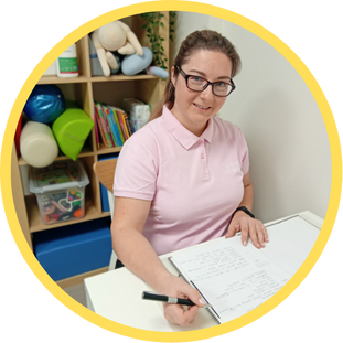 Terapeutka integracji sensorycznej siedząca przy biurku