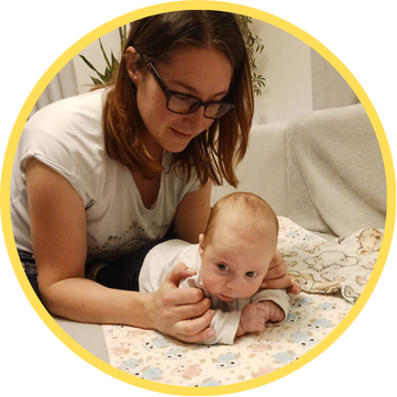 Fizjotereapeuta pracujący z niemowlakiem podczas instruktarzu dla rodziców